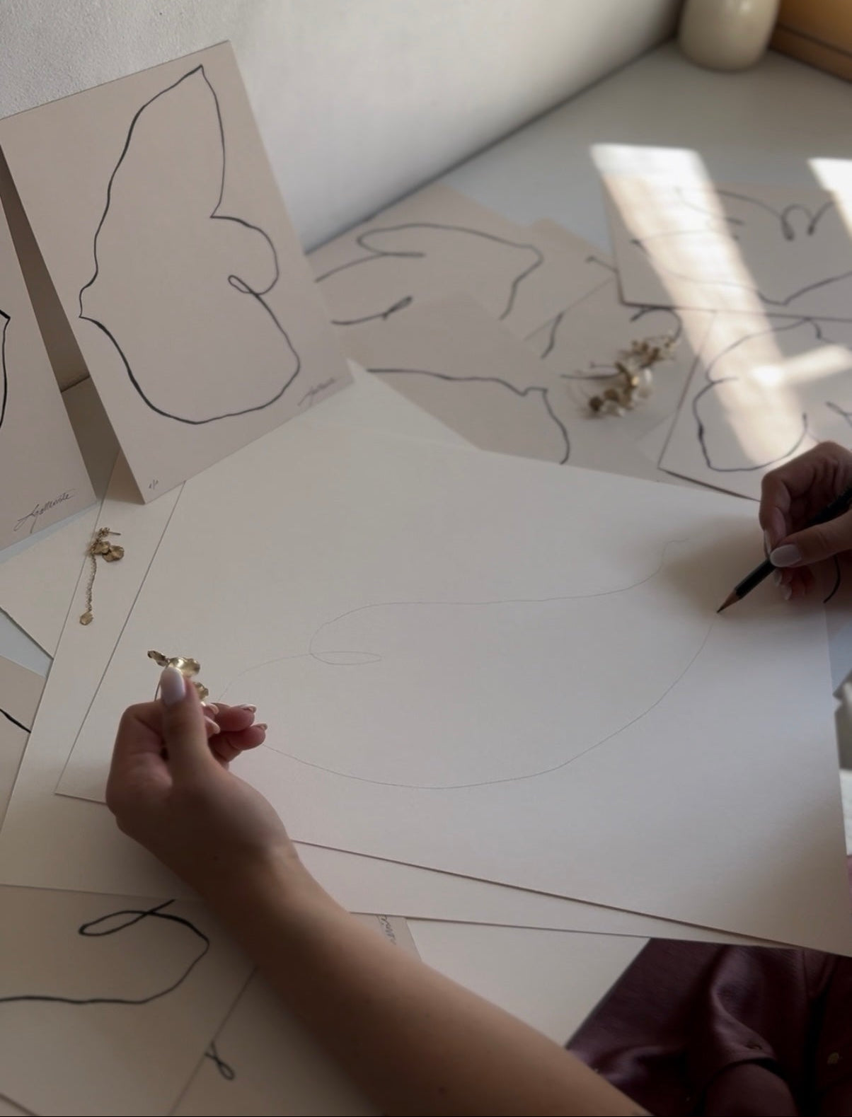 œuvre minimaliste
art contemporain
encre de Chine
feuille d’or
colombe
décoration murale
art fait main
pièce unique
art minimaliste luxe