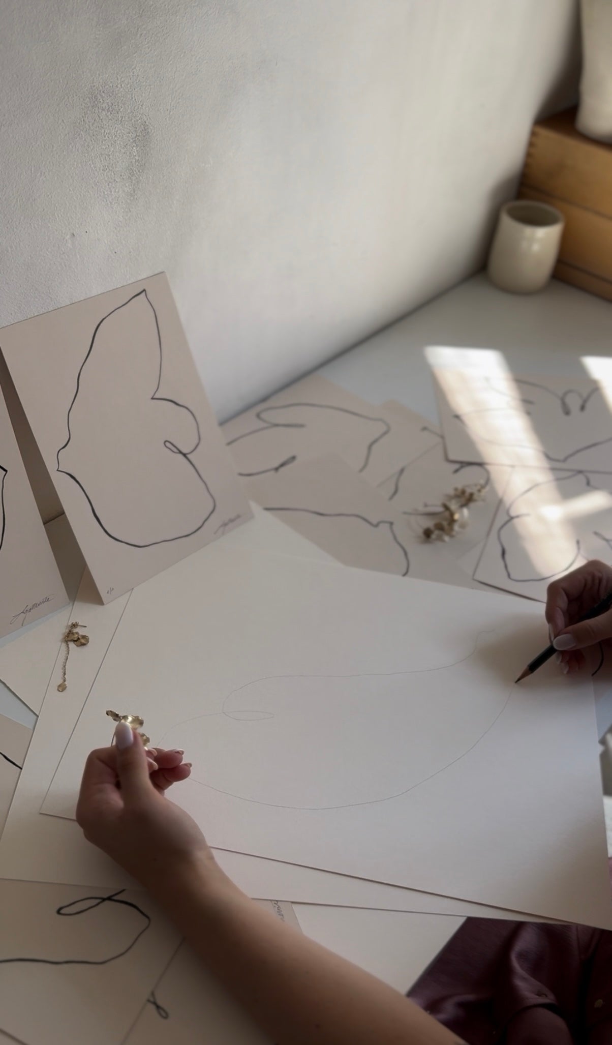 œuvre minimaliste
art contemporain
encre de Chine
feuille d’or
colombe
décoration murale
art fait main
pièce unique
art minimaliste luxe