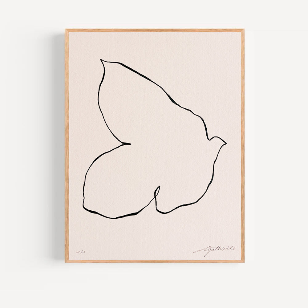 Cette œuvre minimaliste originale, réalisée à la main à l’encre de Chine sur papier d’exception, incarne une vision poétique et lumineuse de l’art contemporain.

Chaque colombe, signature de l’atelier Atelier Agapé, devient une messagère de paix, de douceur et d’intemporalité.Idéale pour une décoration intérieure épurée, cette œuvre s’intègre parfaitement dans un univers contemporain, wabi-sabi ou minimaliste haut de gamme.

Œuvre originale – pièce unique
Signée et numérotée
Certificat d’authenticité inclus