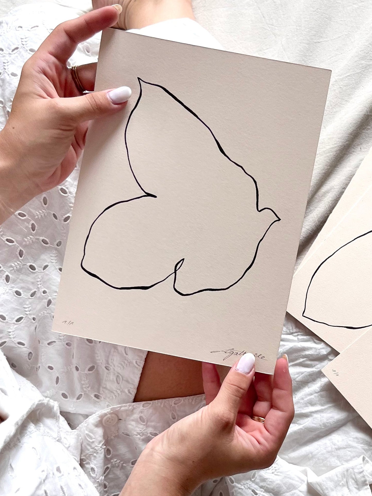 Cette œuvre minimaliste originale, réalisée à la main à l’encre de Chine sur papier d’exception, incarne une vision poétique et lumineuse de l’art contemporain.

Chaque colombe, signature de l’atelier Atelier Agapé, devient une messagère de paix, de douceur et d’intemporalité.Idéale pour une décoration intérieure épurée, cette œuvre s’intègre parfaitement dans un univers contemporain, wabi-sabi ou minimaliste haut de gamme.

Œuvre originale – pièce unique
Signée et numérotée
Certificat d’authenticité inclus