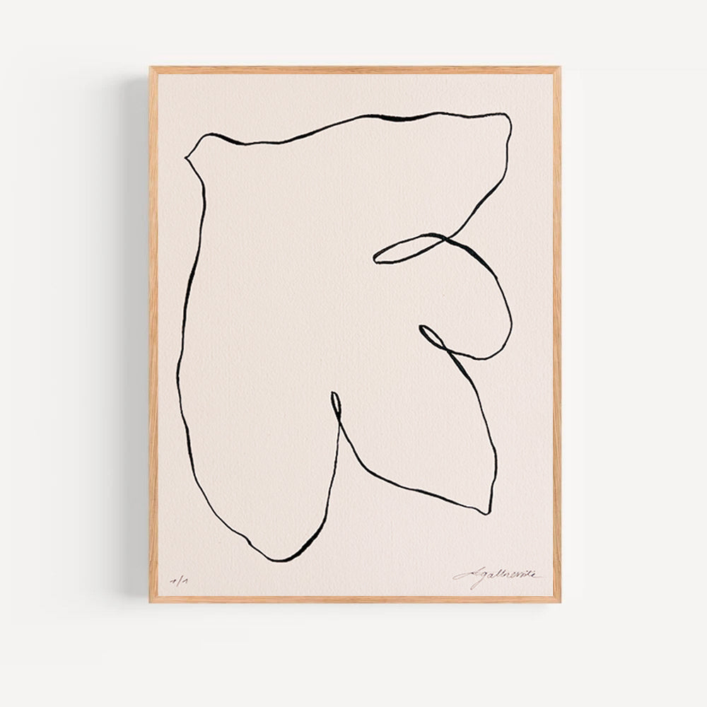 Cette œuvre minimaliste originale, réalisée à la main à l’encre de Chine sur papier d’exception, incarne une vision poétique et lumineuse de l’art contemporain.

Chaque colombe, signature de l’atelier Atelier Agapé, devient une messagère de paix, de douceur et d’intemporalité.Idéale pour une décoration intérieure épurée, cette œuvre s’intègre parfaitement dans un univers contemporain, wabi-sabi ou minimaliste haut de gamme.

Œuvre originale – pièce unique
Signée et numérotée
Certificat d’authenticité inclus