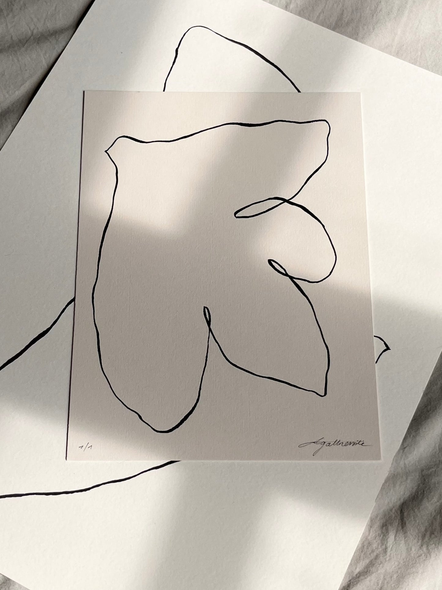Cette œuvre minimaliste originale, réalisée à la main à l’encre de Chine sur papier d’exception, incarne une vision poétique et lumineuse de l’art contemporain.

Chaque colombe, signature de l’atelier Atelier Agapé, devient une messagère de paix, de douceur et d’intemporalité.Idéale pour une décoration intérieure épurée, cette œuvre s’intègre parfaitement dans un univers contemporain, wabi-sabi ou minimaliste haut de gamme.

Œuvre originale – pièce unique
Signée et numérotée
Certificat d’authenticité inclus