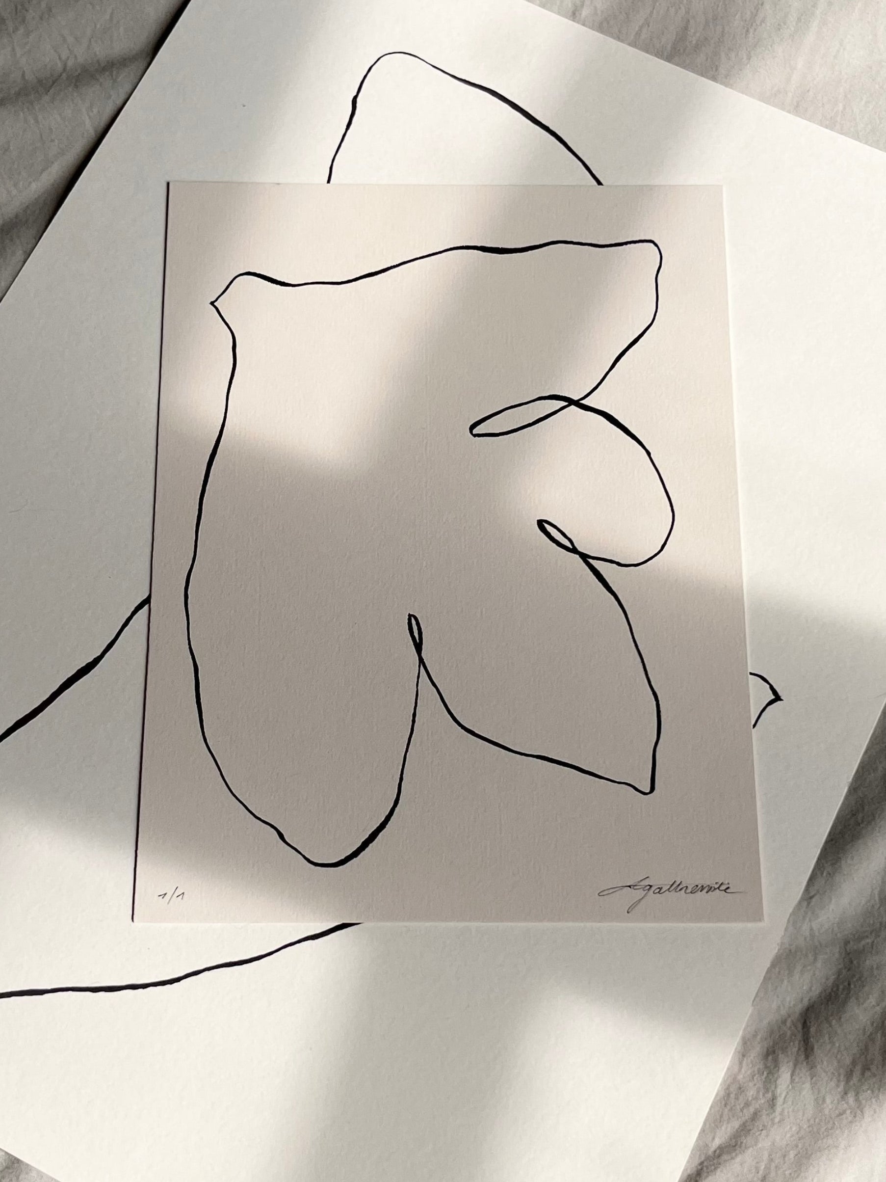 Cette œuvre minimaliste originale, réalisée à la main à l’encre de Chine sur papier d’exception, incarne une vision poétique et lumineuse de l’art contemporain.

Chaque colombe, signature de l’atelier Atelier Agapé, devient une messagère de paix, de douceur et d’intemporalité.Idéale pour une décoration intérieure épurée, cette œuvre s’intègre parfaitement dans un univers contemporain, wabi-sabi ou minimaliste haut de gamme.

Œuvre originale – pièce unique
Signée et numérotée
Certificat d’authenticité inclus