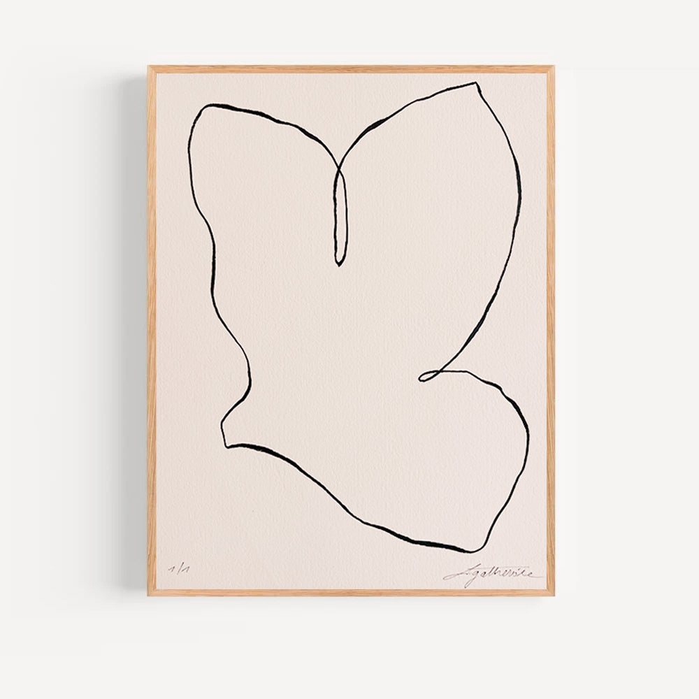Cette œuvre minimaliste originale, réalisée à la main à l’encre de Chine sur papier d’exception, incarne une vision poétique et lumineuse de l’art contemporain.

Chaque colombe, signature de l’atelier Atelier Agapé, devient une messagère de paix, de douceur et d’intemporalité.Idéale pour une décoration intérieure épurée, cette œuvre s’intègre parfaitement dans un univers contemporain, wabi-sabi ou minimaliste haut de gamme.

Œuvre originale – pièce unique
Signée et numérotée
Certificat d’authenticité inclus