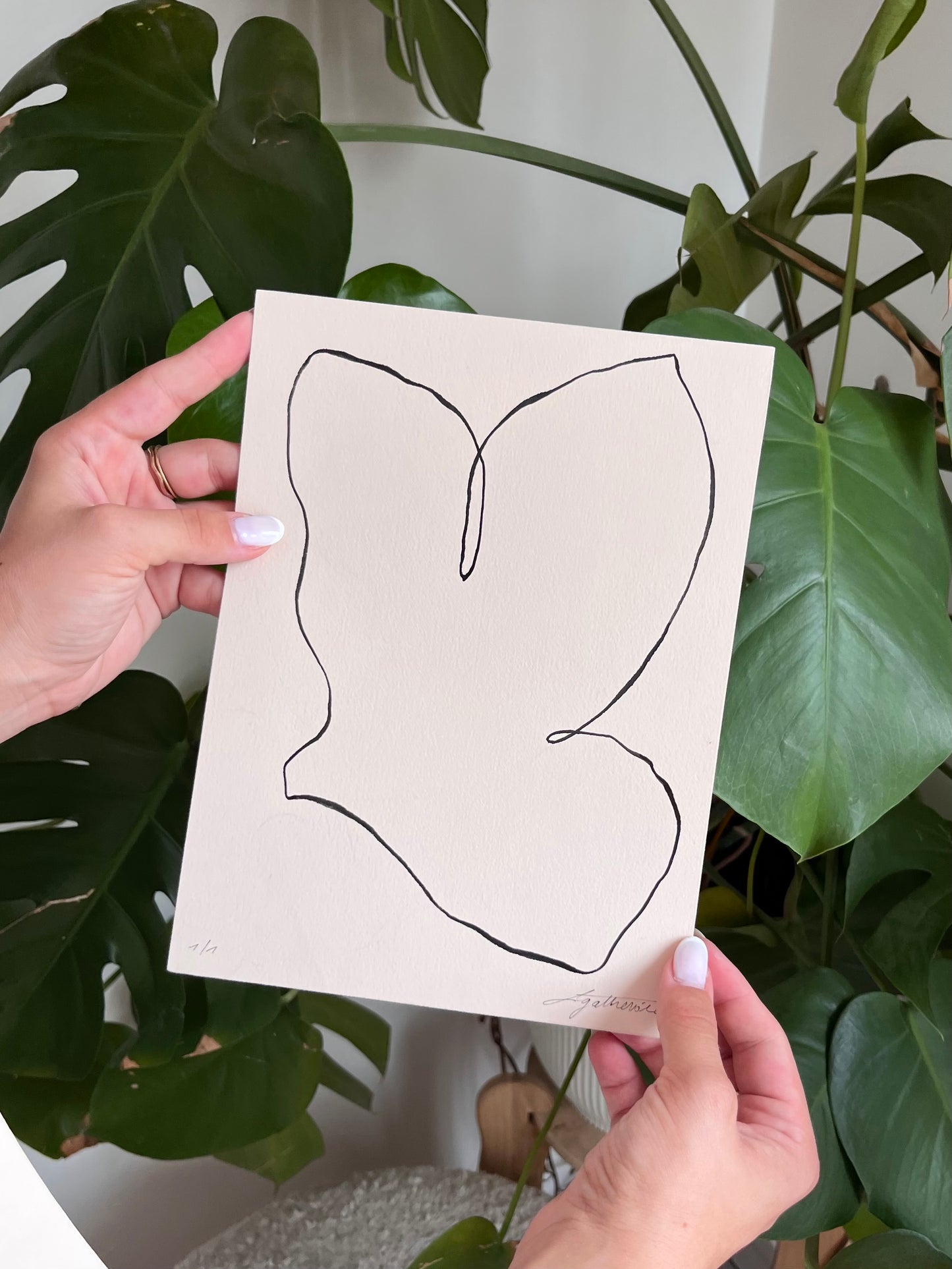 Cette œuvre minimaliste originale, réalisée à la main à l’encre de Chine sur papier d’exception, incarne une vision poétique et lumineuse de l’art contemporain.

Chaque colombe, signature de l’atelier Atelier Agapé, devient une messagère de paix, de douceur et d’intemporalité.Idéale pour une décoration intérieure épurée, cette œuvre s’intègre parfaitement dans un univers contemporain, wabi-sabi ou minimaliste haut de gamme.

Œuvre originale – pièce unique
Signée et numérotée
Certificat d’authenticité inclus