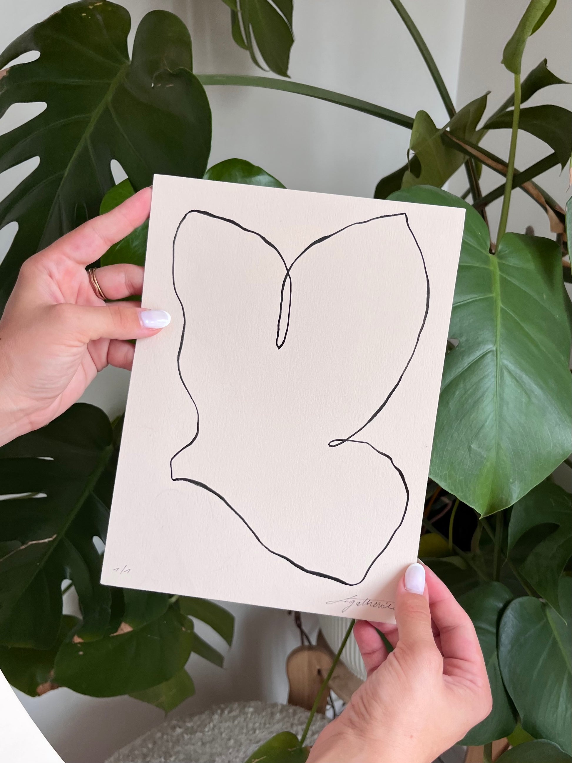 Cette œuvre minimaliste originale, réalisée à la main à l’encre de Chine sur papier d’exception, incarne une vision poétique et lumineuse de l’art contemporain.

Chaque colombe, signature de l’atelier Atelier Agapé, devient une messagère de paix, de douceur et d’intemporalité.Idéale pour une décoration intérieure épurée, cette œuvre s’intègre parfaitement dans un univers contemporain, wabi-sabi ou minimaliste haut de gamme.

Œuvre originale – pièce unique
Signée et numérotée
Certificat d’authenticité inclus