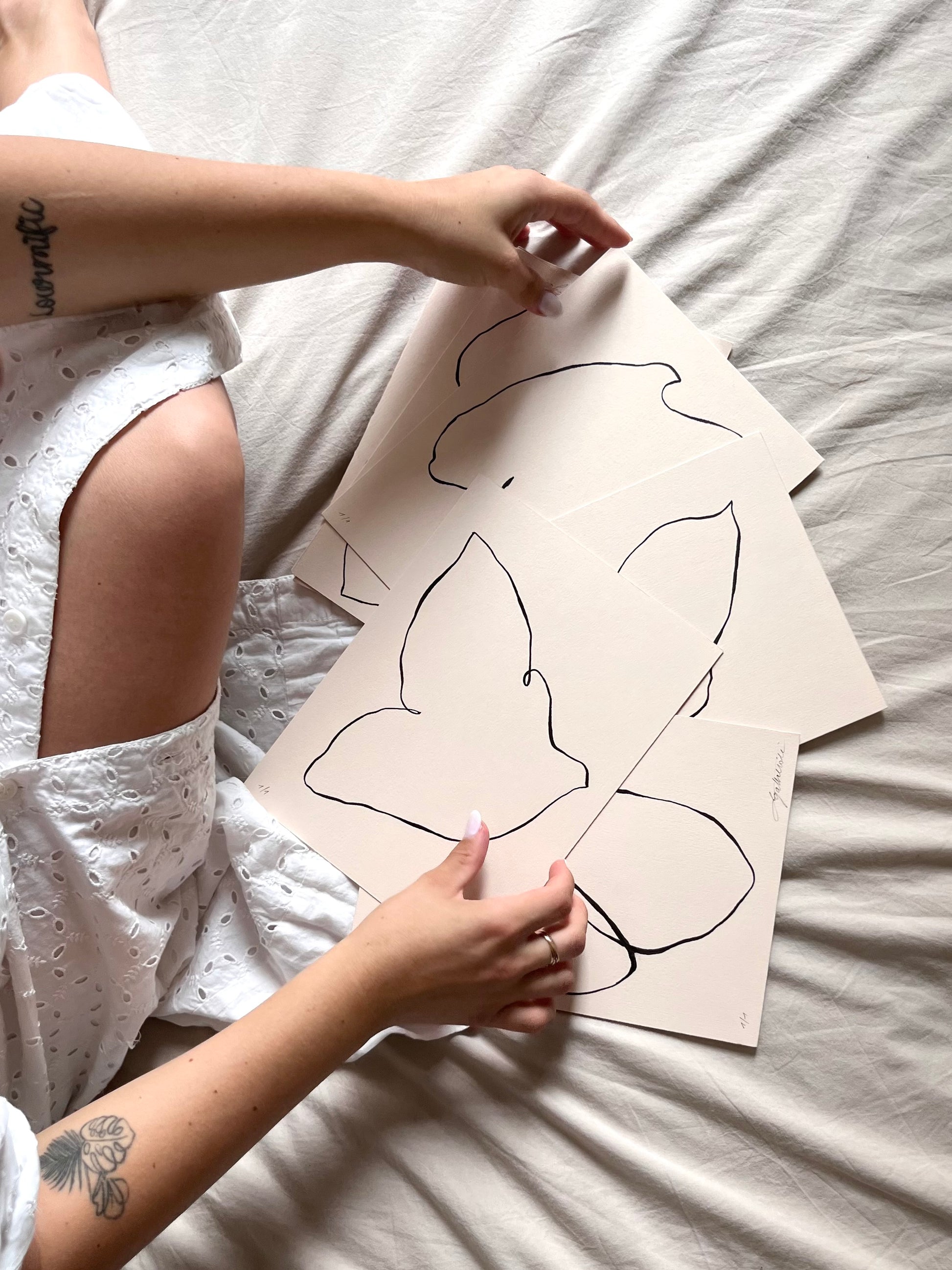 Œuvre originale unique – réalisée à la main
Signature artistique distinctive (colombe minimaliste)
Signée et numérotée à la main
Certificat d’authenticité inclus
Idéale pour une décoration intérieure élégante et épurée

œuvre minimaliste originale
art contemporain
décoration intérieure minimaliste
œuvre de collection
pièce unique haut de gamme