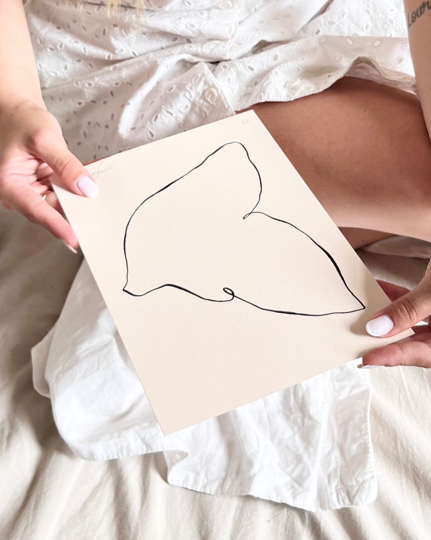 Œuvre originale unique – réalisée à la main
Signature artistique distinctive (colombe minimaliste)
Signée et numérotée à la main
Certificat d’authenticité inclus
Idéale pour une décoration intérieure élégante et épurée

œuvre minimaliste originale
art contemporain
décoration intérieure minimaliste
œuvre de collection
pièce unique haut de gamme