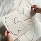 Cette œuvre d’art minimaliste originale s’adresse aux amateurs de décoration intérieure contemporaine, de pièces uniques et d’art fait main. Elle s’intègre parfaitement dans un intérieur moderne, épuré ou wabi-sabi, et constitue une œuvre murale idéale pour sublimer un salon, une chambre ou un espace de vie raffiné.

Œuvre minimaliste originale faite main
Pièce unique – art contemporain haut de gamme
Encre de Chine sur papier d’art
Signée et numérotée par l’artiste
Certificat d’authenticité inclus