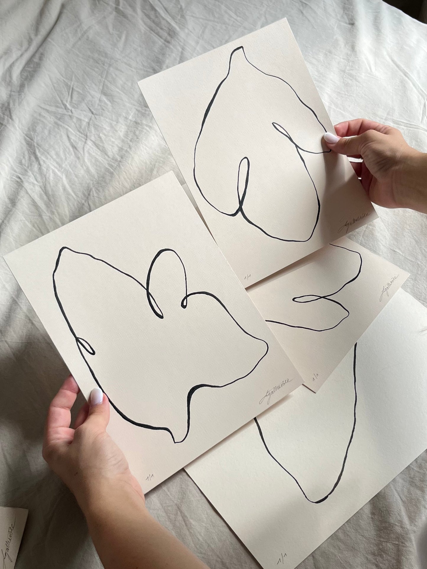 Cette œuvre d’art minimaliste originale s’adresse aux amateurs de décoration intérieure contemporaine, de pièces uniques et d’art fait main. Elle s’intègre parfaitement dans un intérieur moderne, épuré ou wabi-sabi, et constitue une œuvre murale idéale pour sublimer un salon, une chambre ou un espace de vie raffiné.

Œuvre minimaliste originale faite main
Pièce unique – art contemporain haut de gamme
Encre de Chine sur papier d’art
Signée et numérotée par l’artiste
Certificat d’authenticité inclus