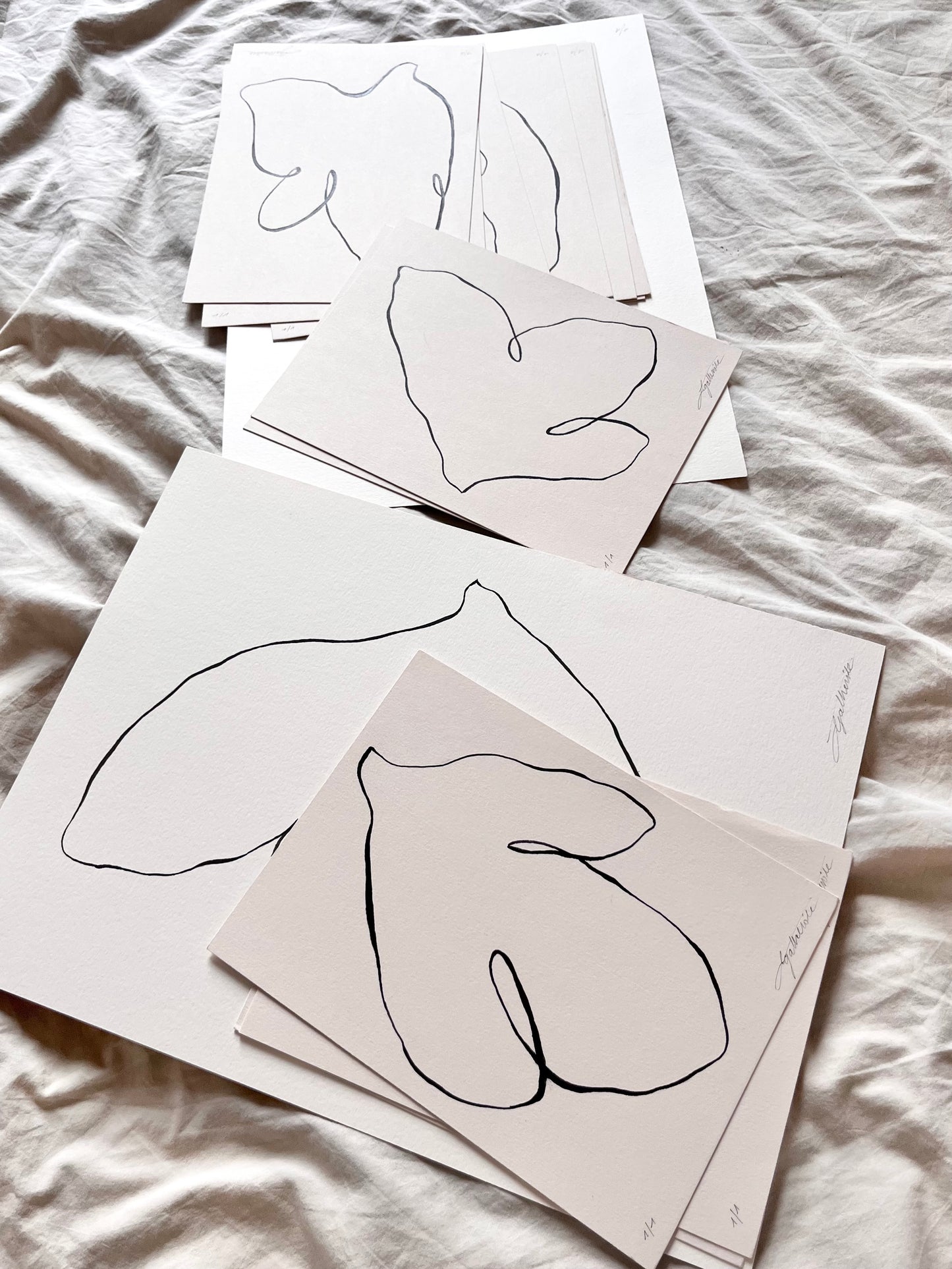 œuvre minimaliste colombe encre de Chine
tableau minimaliste noir et or fait main
œuvre contemporaine symbolique paix
art minimaliste pour décoration salon moderne
œuvre unique encre de Chine et feuille d’or
tableau colombe minimaliste contemporain
art poétique minimaliste fait main France
